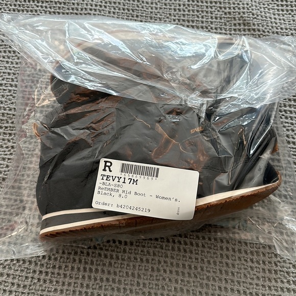 Teva Women’s ReEmber Mid Black Boots – Size 8 | New With Tags | Cozy, Waterproof - Picture 6 of 6